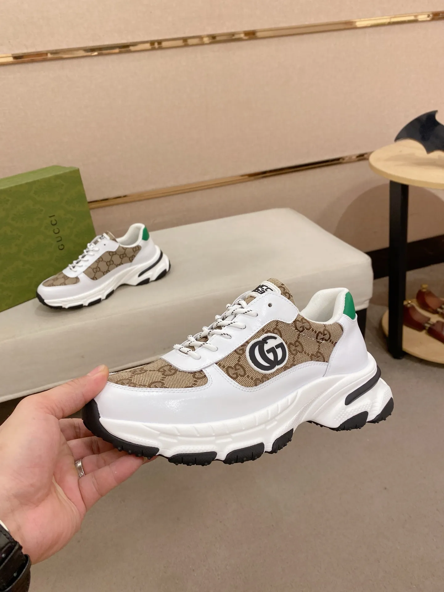 Men's men's shoes 442💰🇮🇹🇮🇹GUCCI🔍🔍new models are on sale at the same time at the counter. The uppers are made of top-grain cowhide imported from Italy. Fully imported genuine leather lining 💪💪, completely 1⃣️ to 1⃣️ replica 🇮🇹💪💪, ⚠ sole: original sole provided by the original factory, exclusive movable molded sole super comfortable, ⚠ original factory follow-up, 🔍🔍 high quality, you can go in and out of the counter at will, welcome to compare⚠. Code number: 38-44. Can be customized 45-46